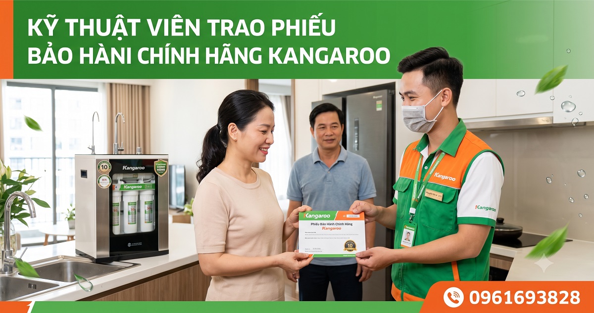 Kỹ thuật viên trao phiếu bảo hành chính hãng Kangaroo cho khách hàng sau khi hoàn tất sửa chữa máy lọc nước